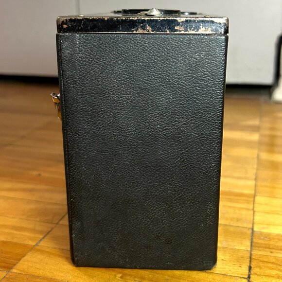 VINTAGE KODAK BROWNIE MODEL: SIX-20 BOX CAMERA - Picture 7 of 8